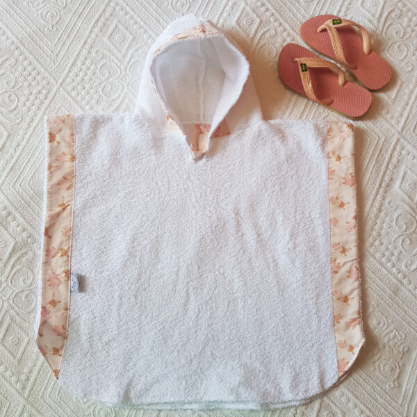 accappatoio in spugna ricamato con il nome per bambini