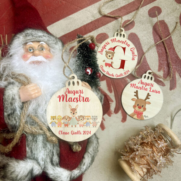 pallina in legno di natale personalizzata con la classe regalo per la maestra